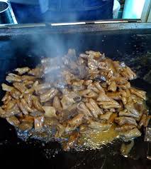 鉄板焼き機で焼くホルモン! ビールによく合いますね(^.^)