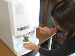 給茶機は、季節に応じて冷・温の切り替えが出来ますよ♪