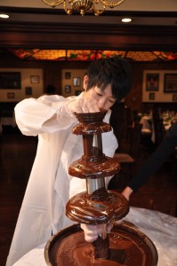 付属品の雨合羽を着れば、衣類にチョコレートが付くのを防げます