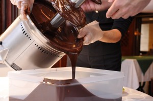 チョコレートファウンテン後は、残ったチョコレートを別容器に移すなどしてくださいね