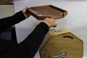 抽選器に玉を入れる時は「じょうご」を使えばスムーズです